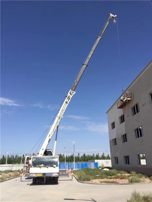 廉江市“轻装强干”—— 吊车的 “轻量化臂架” 技术